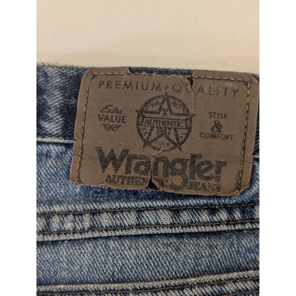 Wrangler Jeans Mens Authentic Premium Quality Light Wash Denim Distressed 38x32 - Picture 3 of 5